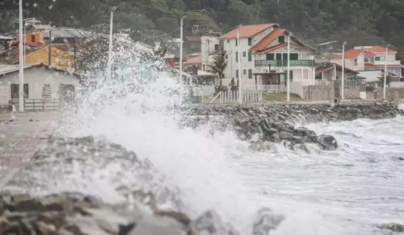 Ciclone bomba coloca SC em alerta com ventos de até 80 km/h nesta semana